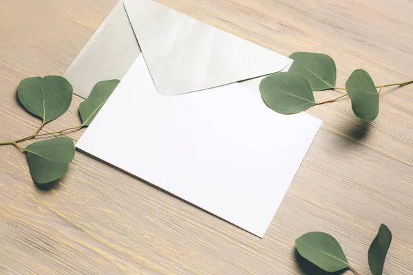 Composición Con Tarjeta Blanco Sobre Hojas Sobre Fondo Madera — Foto de Stock