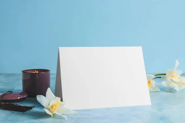 Cartão Branco Vela Flores Mesa — Fotografia de Stock