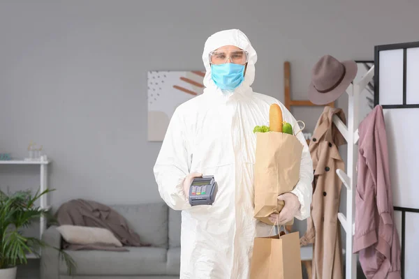 Correio Serviço Entrega Alimentos Terno Proteção Dentro Casa Conceito Epidemia — Fotografia de Stock