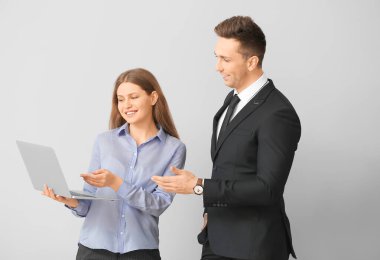 İş adamı ve güzel sekreterinin dizüstü bilgisayarı arka planda.