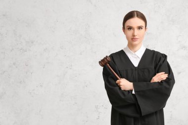 Hafif arkaplanda kadın yargıç