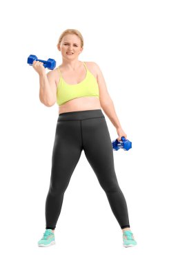 Beyaz arka planda aşırı ağırlık eğitimi almış bir kadın.