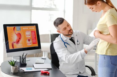 Kadın gastroenteroloğu klinikte ziyaret ediyor.