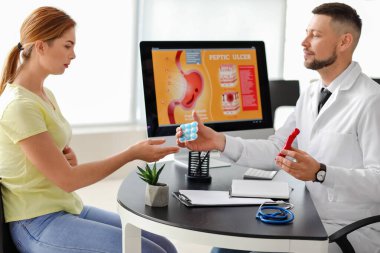 Kadın gastroenteroloğu klinikte ziyaret ediyor.