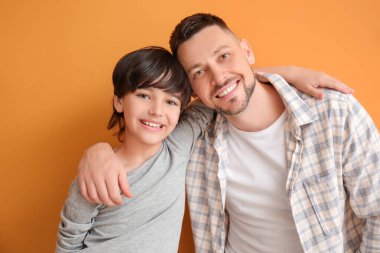 Baba ve küçük oğlu renkli arka planda.