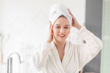 güzel bir genç kadın banyoda