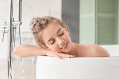 Güzel genç bayan evde banyo yapıyor.