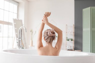 Güzel genç bayan evde banyo yapıyor.