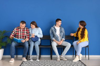 İnsanlar içeride sırada bekliyor.