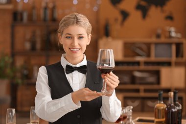 Sommelier restoranda şarap tadıyor.