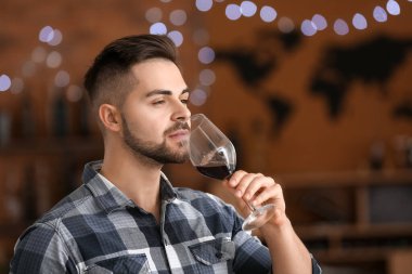 Restoranda şarap içen adam.