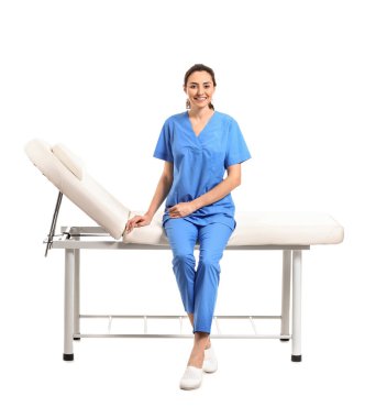 Beyaz arka planda masaj terapistinin portresi