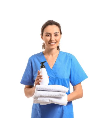 Beyaz arka planda masaj terapistinin portresi