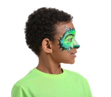 Beyaz arka planda yüz resmi olan komik Afro-Amerikalı çocuk.