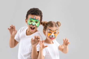 Işık arka planında yüz resmi olan komik çocuklar.