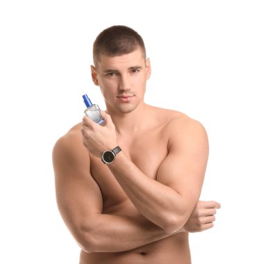 Beyaz arka planda parfüm şişesi olan yakışıklı bir genç.