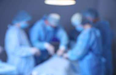 Modern hastanedeki hastanın ameliyatı, bulanık görüş.