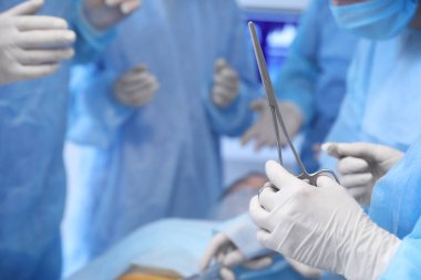 Modern hastanedeki hastanın ameliyatı, yakın çekim.