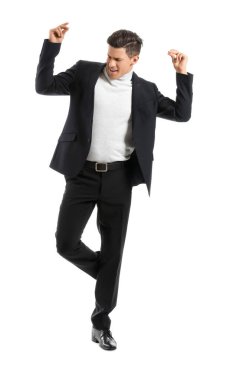 Beyaz arka planda dans eden yakışıklı genç adam.