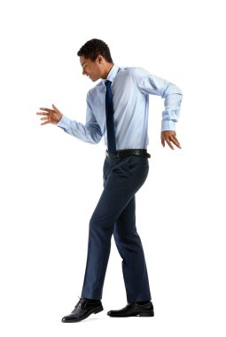 Beyaz arka planda dans eden Afro-Amerikalı genç