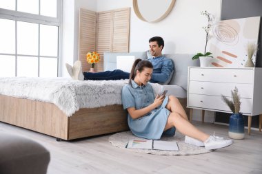 Evde birlikte çalışan genç bir çift.