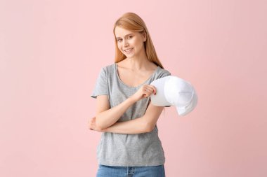 Renkli şapkası olan güzel bir genç kadın.