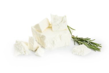 Beyaz arka planda otlu lezzetli feta peyniri.