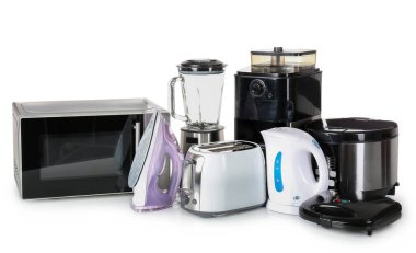 Beyaz arka planda farklı ev aletleri