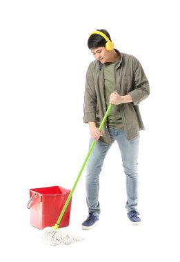 Beyaz arka planda paspası ve kulaklığı olan genç adam.
