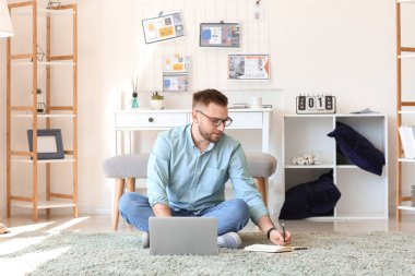 Evde çalışan genç erkek tasarımcı.