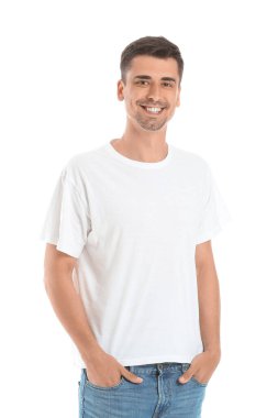 Beyaz arka planda şık tişörtlü adam