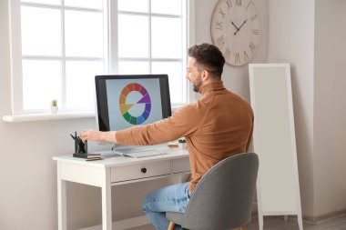 Evde çalışan genç erkek tasarımcı.