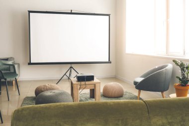 Video projektörlü odanın içi