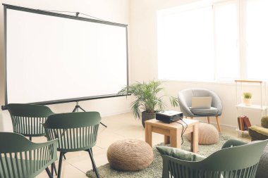Video projektörlü odanın içi