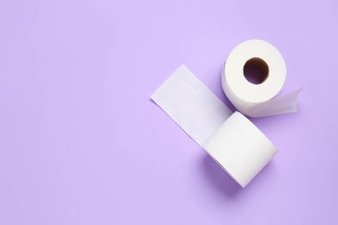 Renkli arka planda tuvalet kağıdı ruloları