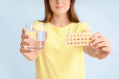 Geçmişinde doğum kontrol hapı olan genç bir kadın.