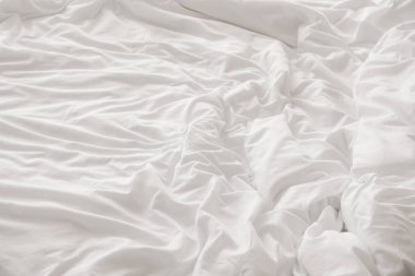 Büyük yatakta temiz çarşaf.