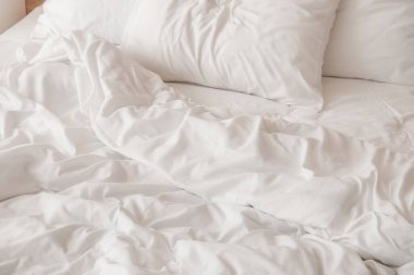 Büyük yatakta temiz çarşaf.