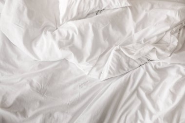 Büyük yatakta temiz çarşaf.