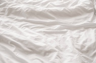 Büyük yatakta temiz çarşaf.