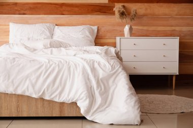 Modern şık yatak odasının içi.