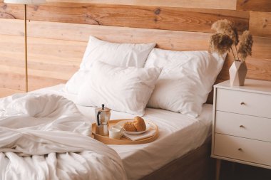 Modern şık yatak odasının içi.