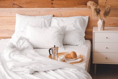 Modern şık yatak odasının içi.