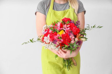 Arka planda güzel bir buketi olan kadın çiçekçi, yakın plan.