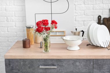 Mutfaktaki masada bir buket güzel çiçekli vazo.