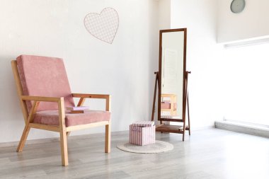 Rahat koltuğu olan modern bir oda.