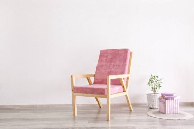 Odadaki ışık duvarının yanındaki rahat koltuk.