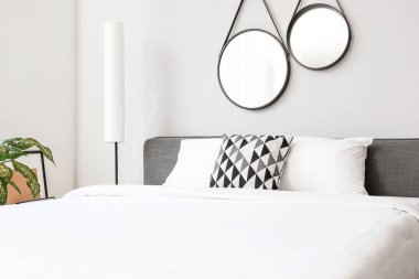 Odasında temiz çarşaf olan büyük, rahat bir yatak.