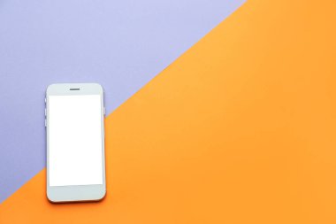 Renkli arka planda modern cep telefonu