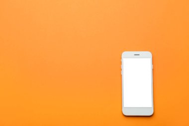 Renkli arka planda modern cep telefonu